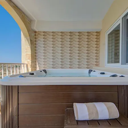 Gozo Getaway! Heated Jacuzzi & Views * Xagħra
